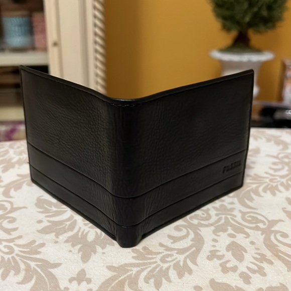 NWT Men’s Black Leather Wallet - Picture 1 of 8